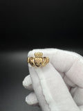 Size 7 14k Yellow Gold Holding Hands Heart Ring 3.4g